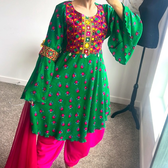 The stylish and light dress is green in color and has picture frames Free size - Picture 2 of 8